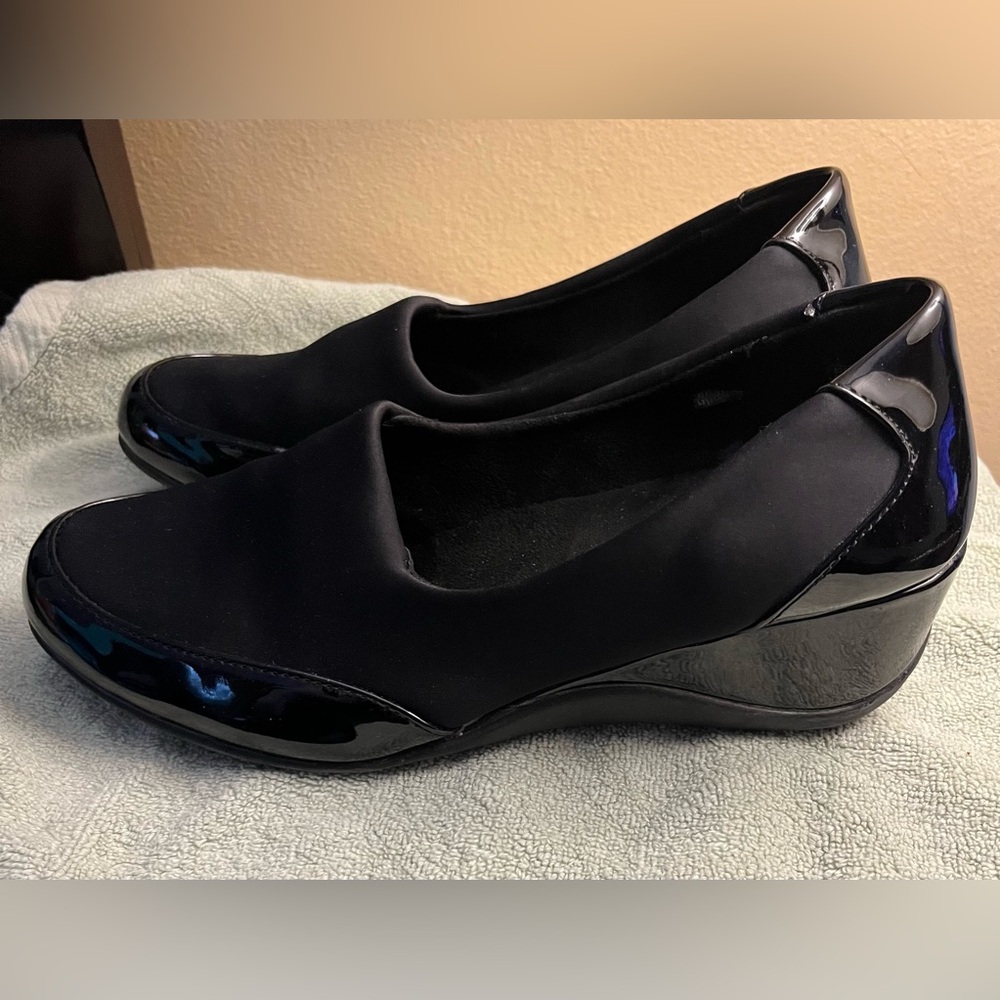 East 5th Evard Women's Black Gloss Wedge Heel Slip-on Shoes